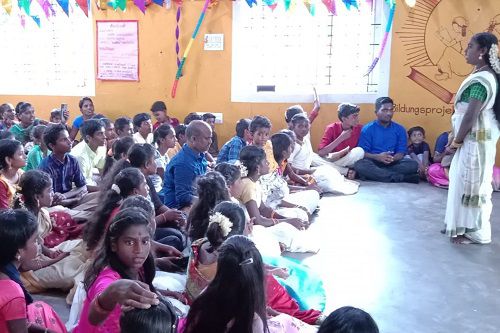 Eine Schülerin präsentiert ein Gedicht