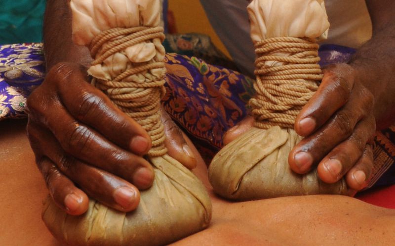 Podi Kizhi, Kräuterstempel, Ayurveda